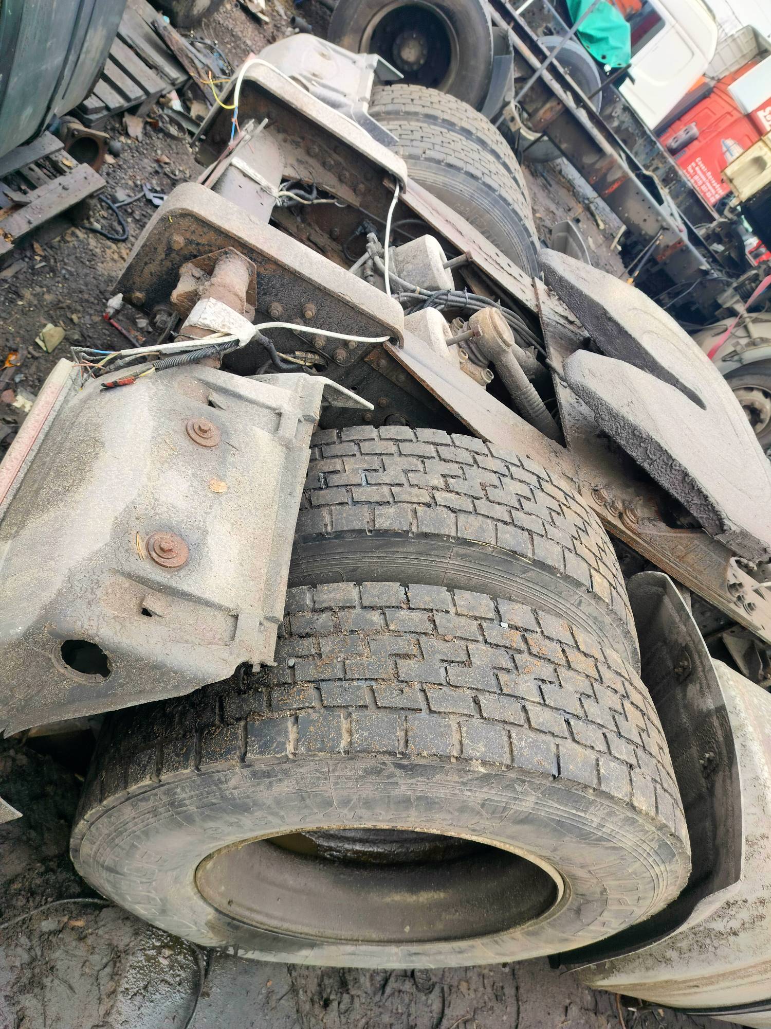 На разборку поступил MAN F2000 2000 г.в. Двигатель D2866LF34 4-х клапанные головки, КПП 16S181 с ретардой, редуктор HY13110 37/12 подвеска рессорная перед, сзади воздух. Кабина высокая, гнилая. Крыша в продаже.